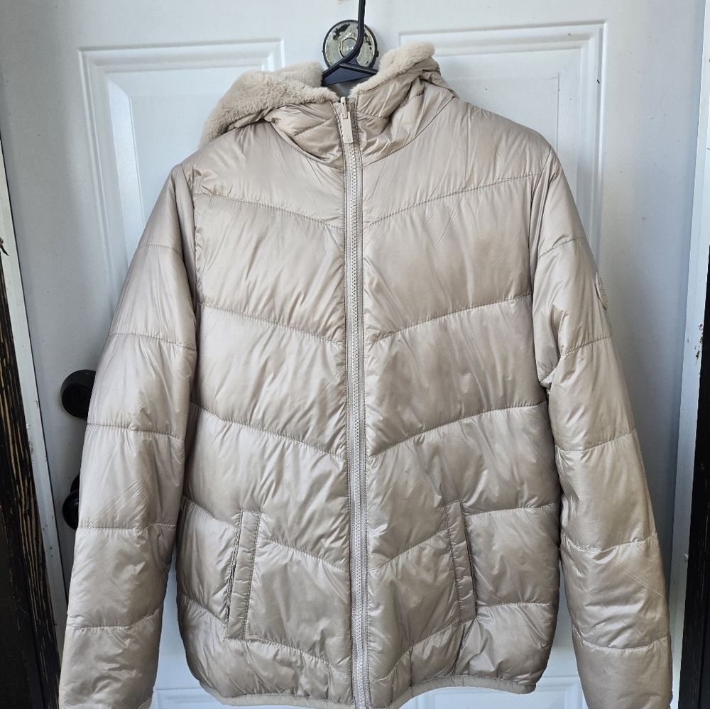 LIKE NEW ABERCROMBIE Never Worn Puffer JACKET for kids size 15/16.